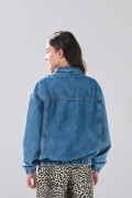 Chaqueta de jean azul medio oversize con cuello trucker
