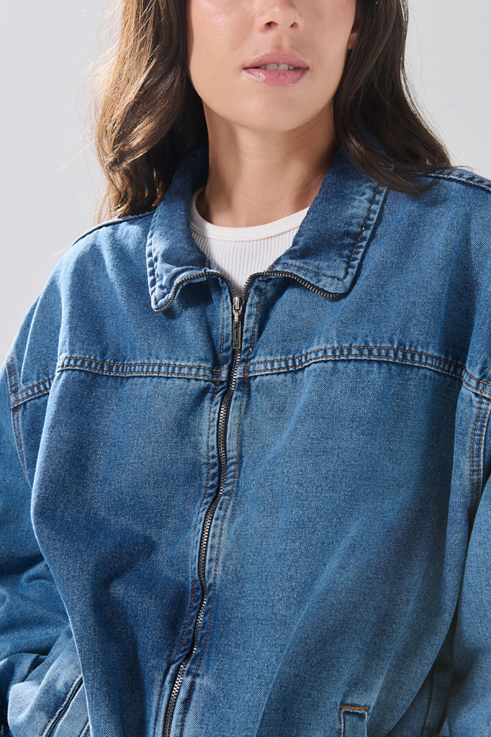 Chaqueta de jean azul medio oversize con cuello trucker
