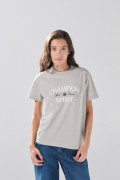 Camiseta gris medio manga corta con estampado college
