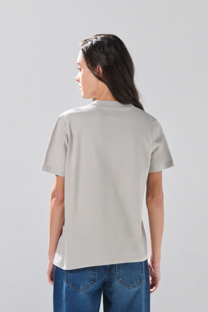 Camiseta gris medio manga corta con estampado college
