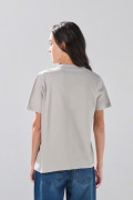Camiseta gris medio manga corta con estampado college
