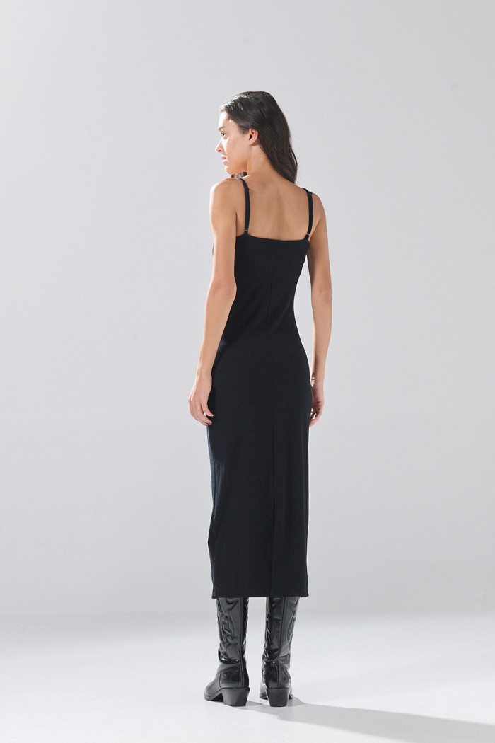 Vestido unicolor largo con tiras delgadas y manga sisa
