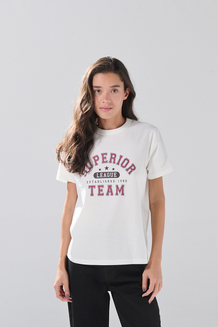 Camiseta crema clara con manga corta college en algodón
