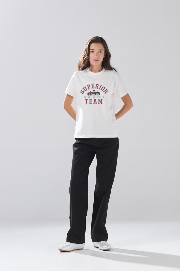 Camiseta crema clara con manga corta college en algodón
