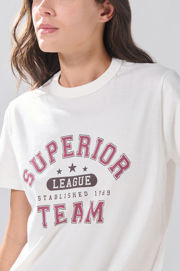Camiseta crema clara con manga corta college en algodón
