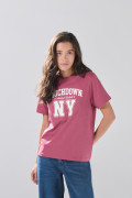 Camiseta cuello redondo rosada con arte college blanco
