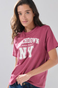 Camiseta cuello redondo rosada con arte college blanco
