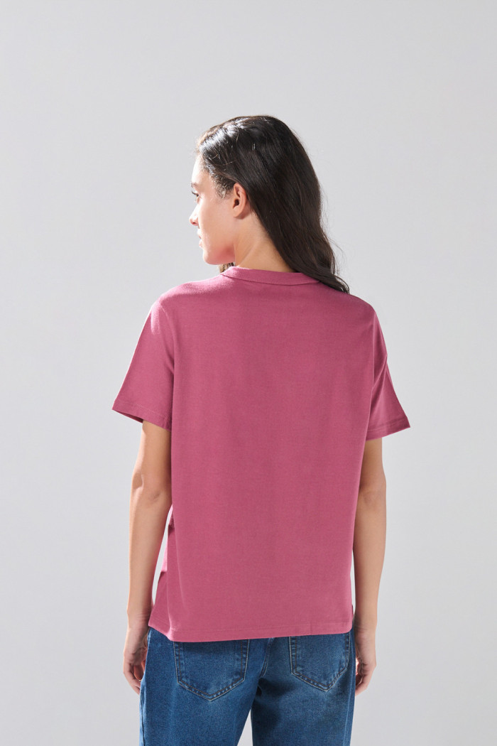 Camiseta cuello redondo rosada con arte college blanco
