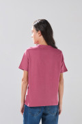 Camiseta cuello redondo rosada con arte college blanco
