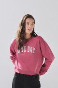 Buzo cuello redondo rosado oscuro con diseño college
