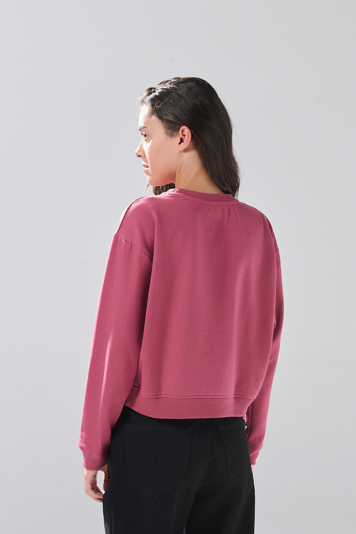 Buzo cuello redondo rosado oscuro con diseño college
