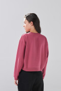 Buzo cuello redondo rosado oscuro con diseño college
