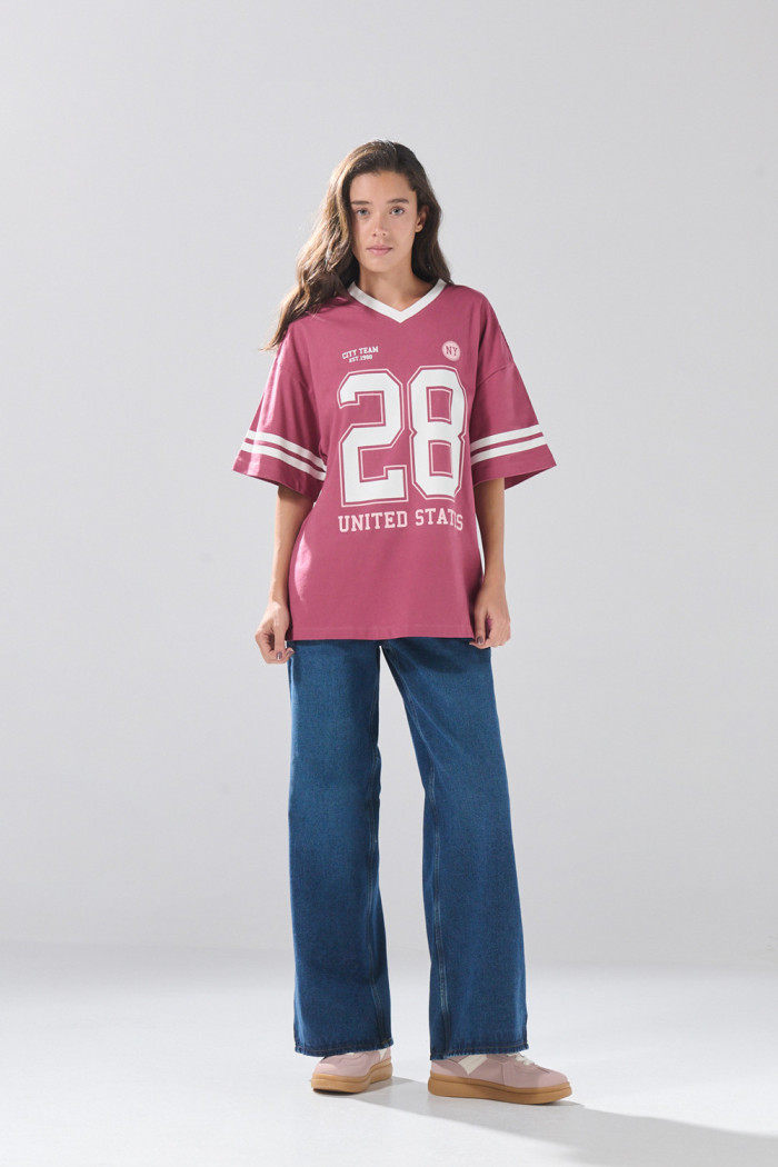 Camiseta cuello V rosada oscura oversize con diseño college
