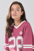 Camiseta cuello V rosada oscura oversize con diseño college
