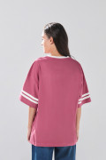 Camiseta cuello V rosada oscura oversize con diseño college
