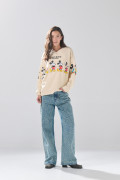 Buzo cuello V kaki claro oversize con diseños de Mickey
