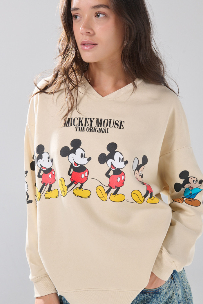 Buzo cuello V kaki claro oversize con diseños de Mickey
