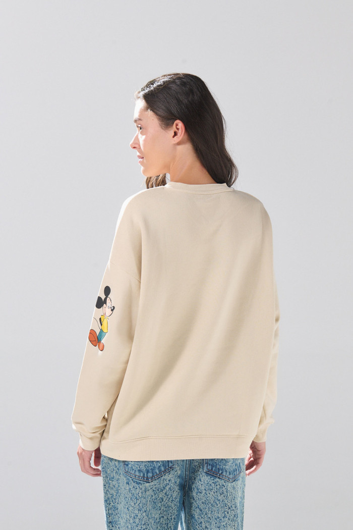 Buzo cuello V kaki claro oversize con diseños de Mickey

