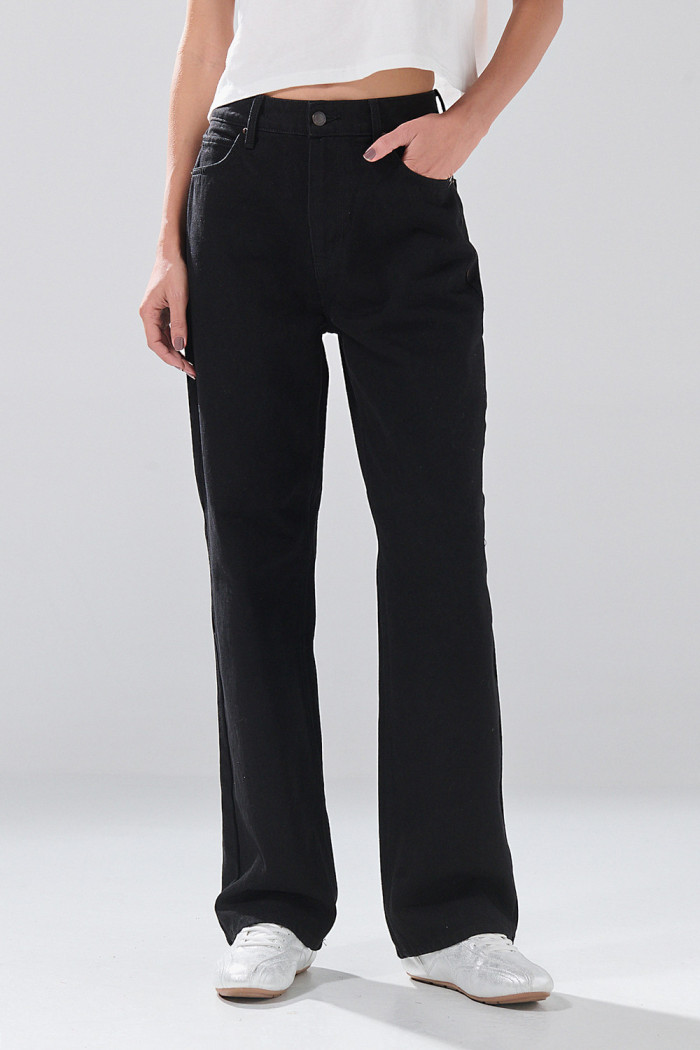 Jean 90´S infaltables negro con bota recta y 5 bolsillos
