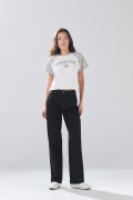 Jean 90´S infaltables negro con bota recta y 5 bolsillos
