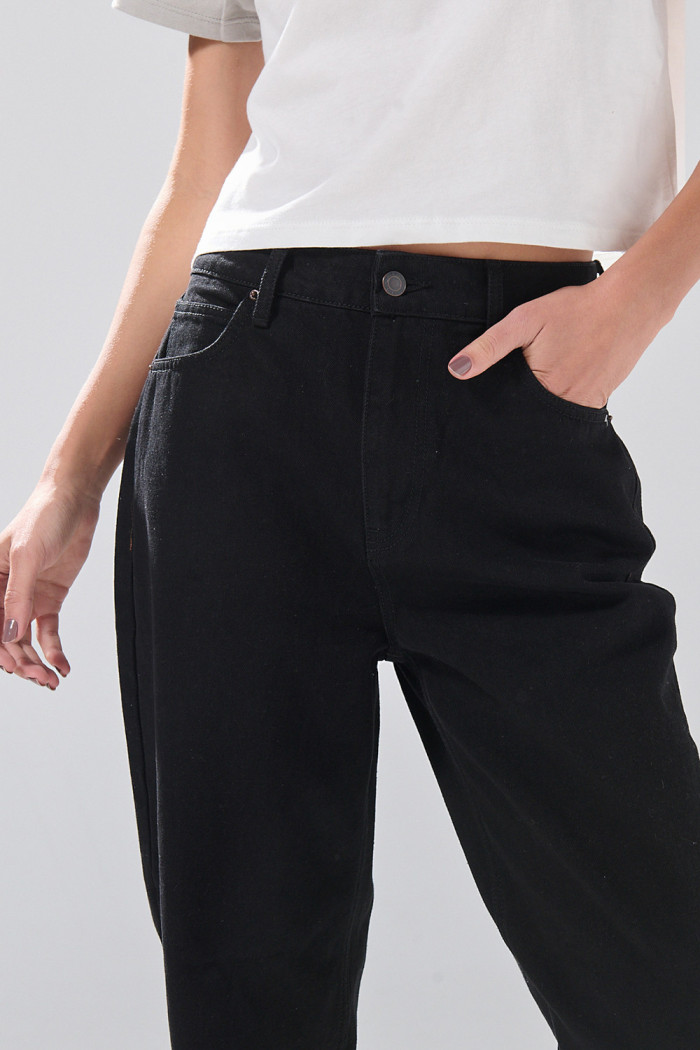 Jean 90´S infaltables negro con bota recta y 5 bolsillos

