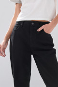 Jean 90´S infaltables negro con bota recta y 5 bolsillos
