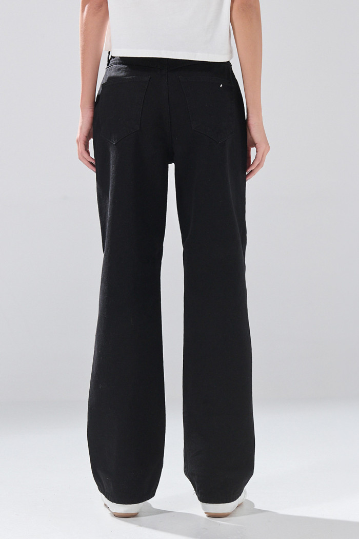 Jean 90´S infaltables negro con bota recta y 5 bolsillos
