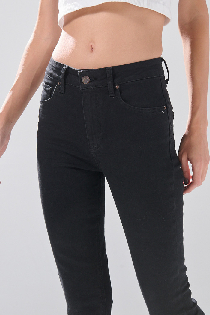 Jean negro push up infaltables con realce y tiro alto
