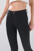 Jean negro push up infaltables con realce y tiro alto
