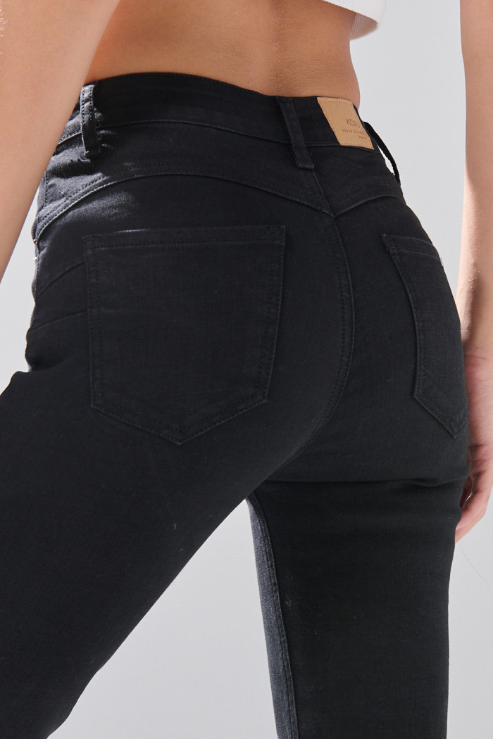 Jean negro push up infaltables con realce y tiro alto
