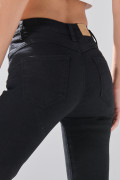 Jean negro push up infaltables con realce y tiro alto
