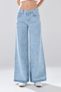 Jean azul claro súper open leg con bota ancha y diseños
