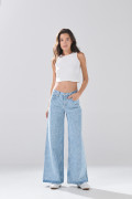 Jean azul claro súper open leg con bota ancha y diseños
