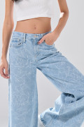 Jean azul claro súper open leg con bota ancha y diseños
