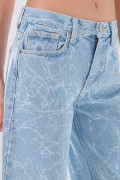 Jean azul claro súper open leg con bota ancha y diseños
