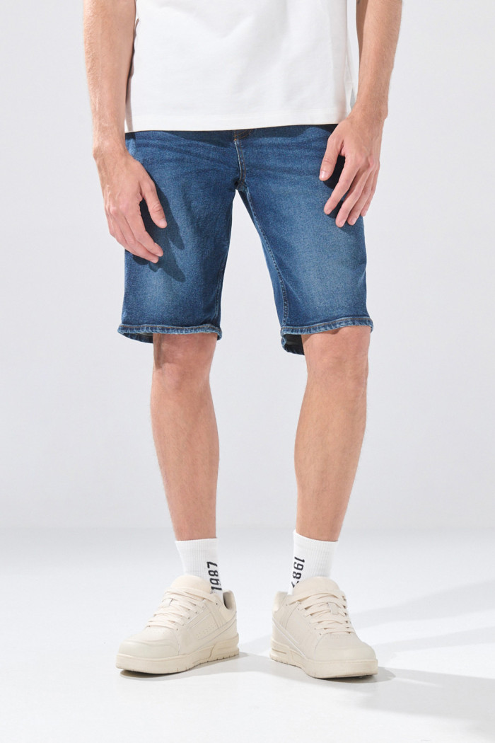 Bermuda infaltables slim de jean azul oscura con tiro bajo
