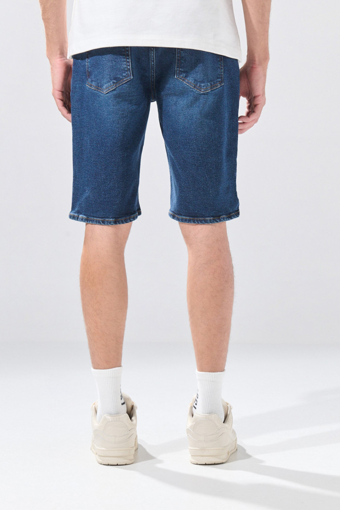 Bermuda infaltables slim de jean azul oscura con tiro bajo
