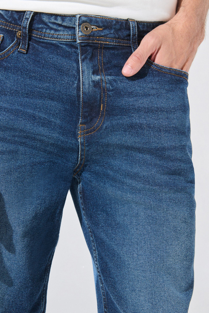 Bermuda infaltables slim de jean azul oscura con tiro bajo
