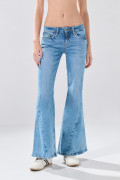 Jean flare azul claro con tiro medio, desgastes y bota ancha
