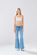 Jean flare azul claro con tiro medio, desgastes y bota ancha

