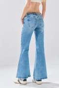 Jean flare azul claro con tiro medio, desgastes y bota ancha
