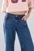Jean open leg infaltables azul con bota ancha y tiro bajo
