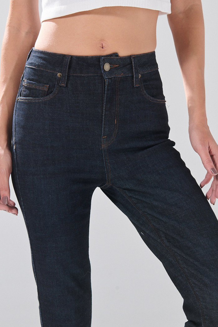 Jean súper skinny azul intenso infaltables con 5 bolsillos
