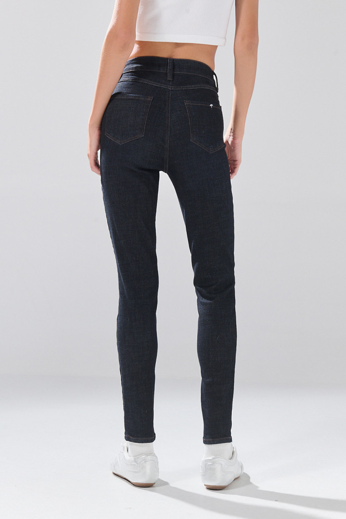 Jean súper skinny azul intenso infaltables con 5 bolsillos
