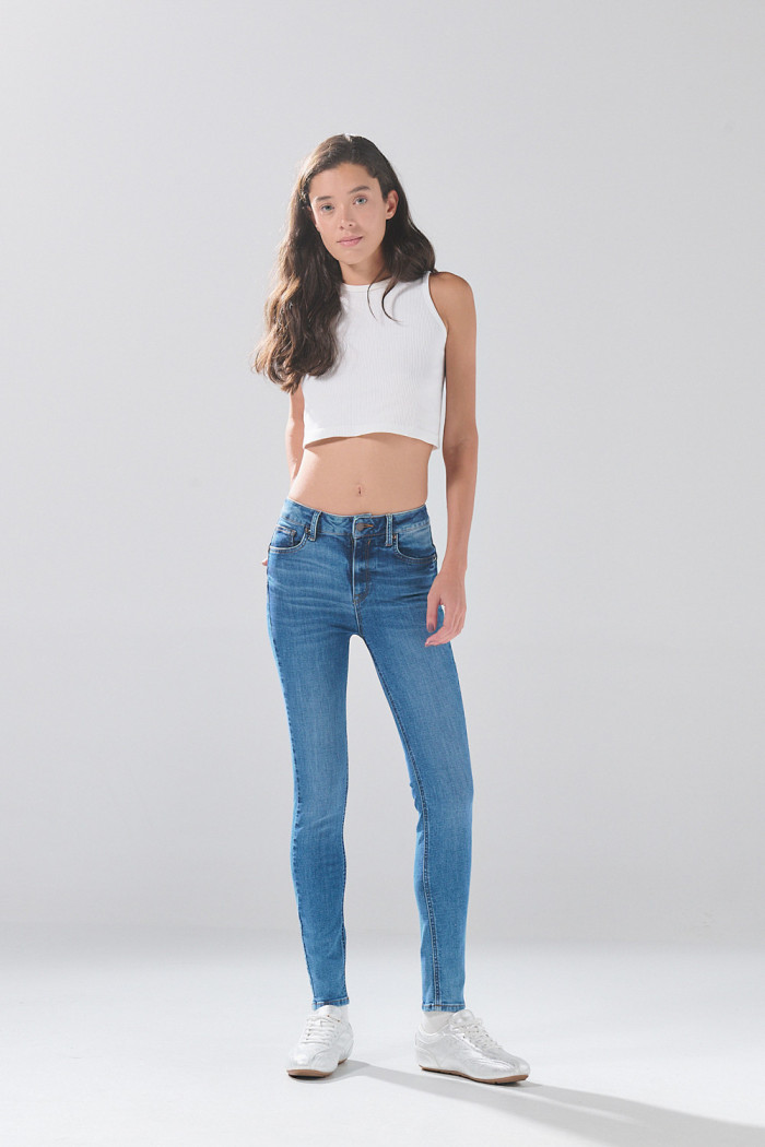 Jean push up infaltables azul medio con tiro alto y desgastes
