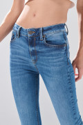 Jean push up infaltables azul medio con tiro alto y desgastes
