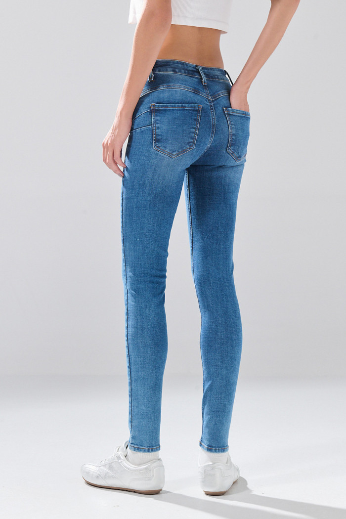 Jean push up infaltables azul medio con tiro alto y desgastes
