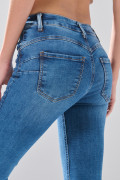 Jean push up infaltables azul medio con tiro alto y desgastes
