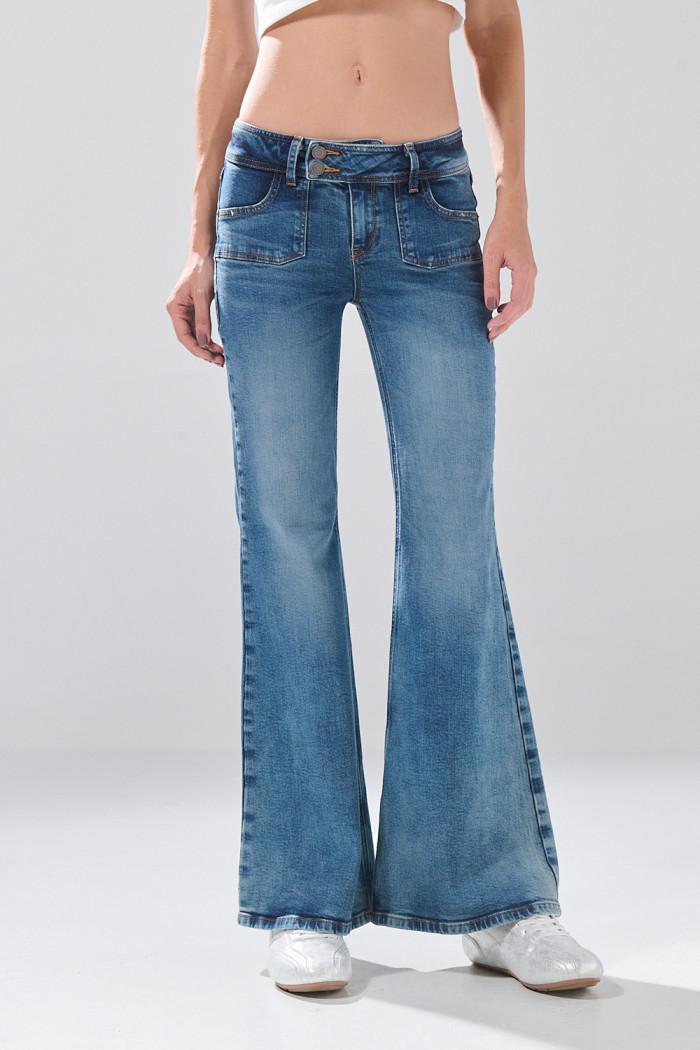 Jean azul medio flare con bota ancha y ligeros desgastes

