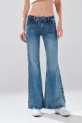 Jean azul medio flare con bota ancha y ligeros desgastes
